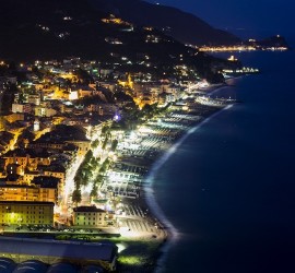 Panorama di Finale Ligure durante escursione notturna alla Torre Colombera sita sul Capo di Caprazoppa