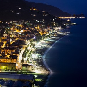 Panorama di Finale Ligure durante escursione notturna alla Torre Colombera sita sul Capo di Caprazoppa