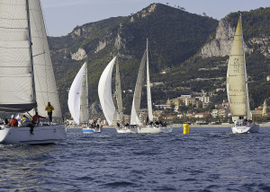 In regata davanti alla spiaggia di Varigotti