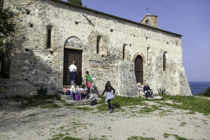 Breve escursione all'antica chiesa (reperti del III secolo) di San Lorenzo da cui si può domina la baia dei saraceni.